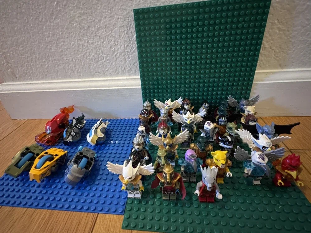LEGO Legends of Chima Minifigures & speeders Lot of 37